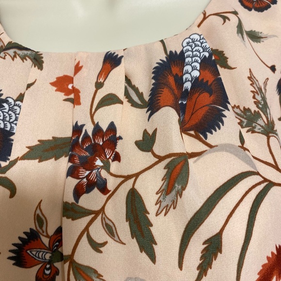 EUC LOFT Outlet sleeveless flowered shell with keyhole back, size MP - Picture 2 of 4